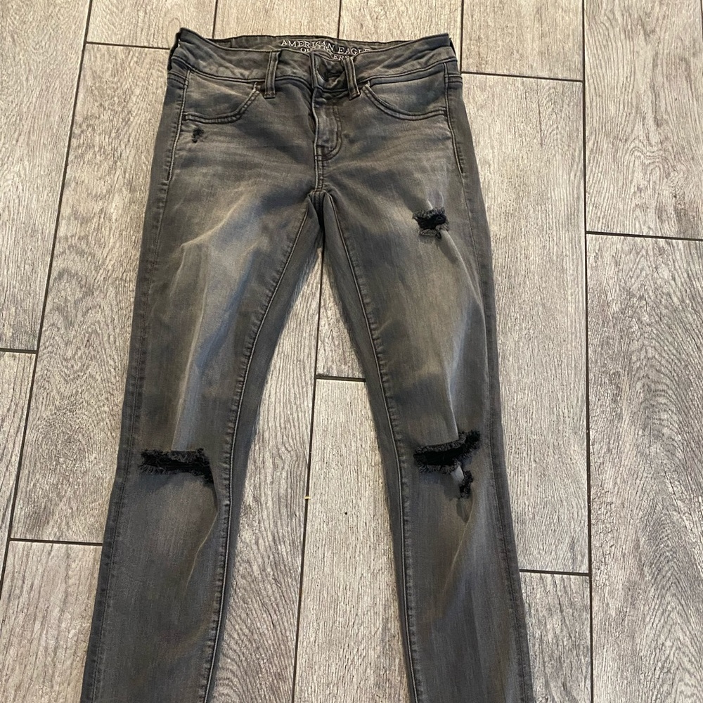 American Eagle
Grey with frayed ankles
Size 4
Low stretch jeggings